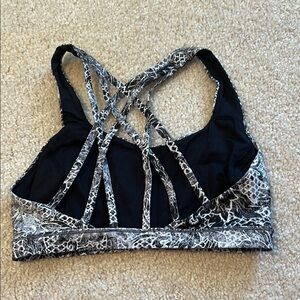 Lululemon sz 6 Strappy Black and White Sports Bra